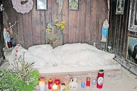 V votlini na Emini gori speča Rozalija spet sprejema obiskovalce. / Foto: Jože Košnjek / Foto: 