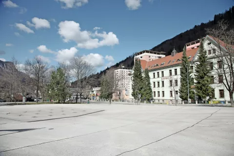 Na Trgu Toneta Čufarja bodo na predlog občanov v sklopu participativnega proračuna postavili urbane klopce in uredili talne igre. / Foto: Gorazd Kavčič / Foto: 