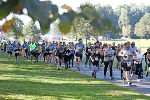 Tekači so se podali na pet tekaških preizkušenj, tudi na družinski tek (na sliki). /Foto: Gorazd Kavčič / Foto: 