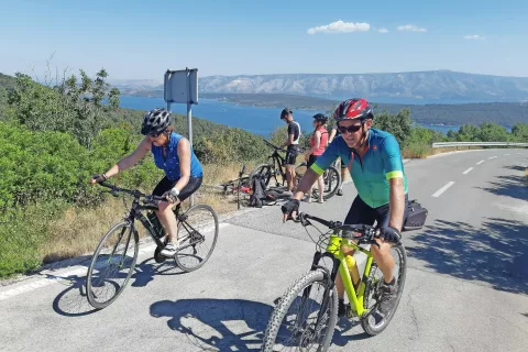 Iz Jelse do Hvara po stari cesti – v ospredju Ida in Borut Bizjak, ki hrvaške otoke s kolesa raziskujeta že vrsto let / Foto: 