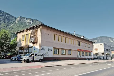 Pošta Slovenije prodaja pritlične prostore, v katerih je včasih delovala poštna poslovalnica, in del kleti v stavbi sredi Jesenic. V prostorih sta dva najemnika, ki se ukvarjata s trgovino in storitvami in naj bi v stavbi ostala tudi po prodaji. / Foto: 