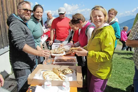 Pri kranjskogorski mizi so gostje uživali ob dobrotah Zgornjesavske doline. / Foto: Jože Košnjek / Foto: 