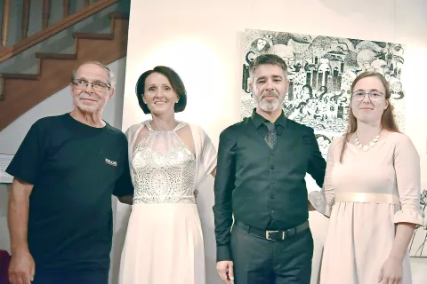 Vodja festivala Miro Erzin v družbi uglednih gostov prvega glasbenega večera, sopranistke Mojce Bedenik, baritonista Dejana Herakovića in pianistke Mojce Lavrenčič /Foto: arhiv festivala (Darko Jerše) / Foto: 