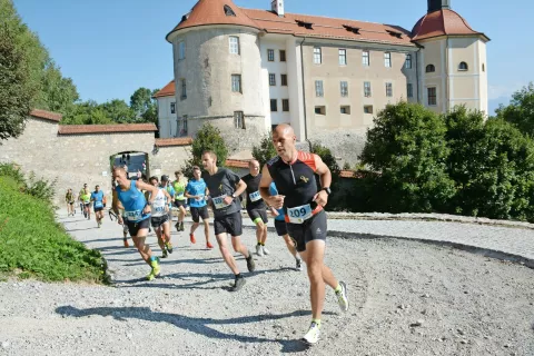 Na Lubnik so v soboto iz Škofje Loke tekli (na sliki), v nedeljo bodo še kolesarili. / Foto: Maja Bertoncelj / Foto: 