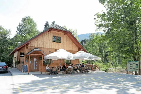 Agrarna skupnost Podkoren je zgradila nov objekt, parkirišče pa je v upravljanju občine. Foto: Tina Dokl / Foto: 