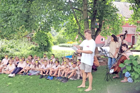 Na glasbenem taboru so otroci spoznali glasbeno pravljico Češnja. / Foto: 
