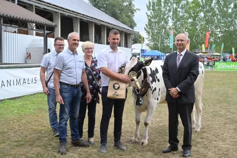 Nagrajena črno-bela telica: ob njej (v ospredju) Svetlinovi - Mirko, Joži in Andraž, državni sekretar dr. Jurij Krajčič, v ozadju Gašper Napotnik, predsednik Društva rejcev črnobele pasme v Sloveniji / Foto: Arhiv Agre - Jure Zauneker