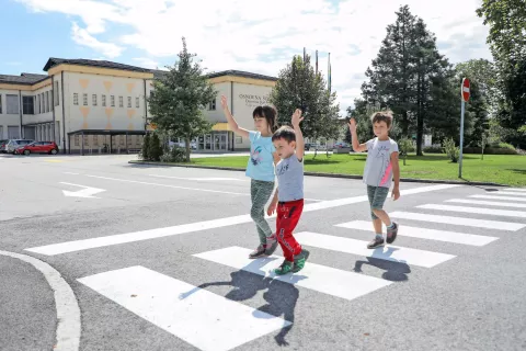 V okolici šol bo od jutri naprej treba voziti še previdneje. / Foto: Tina Dokl / Foto: 