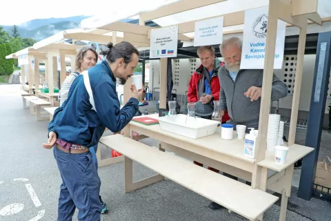 V okviru Festivala pitne vode so obiskovalci okušali deset vzorcev in izbrali najboljšo vodo. Največ glasov je prejel Štajnerjev izvir. / Foto: Tina Dokl / Foto: 