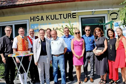 Člani Katoliškega prosvetnega društva Drava in gostje na prazničnem potovanju pred domom kulture v Žvabeku / Foto: KPD Drava Žvabek / Foto: 