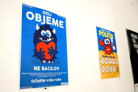 korona epidemija bolezen / Foto: Tina Dokl