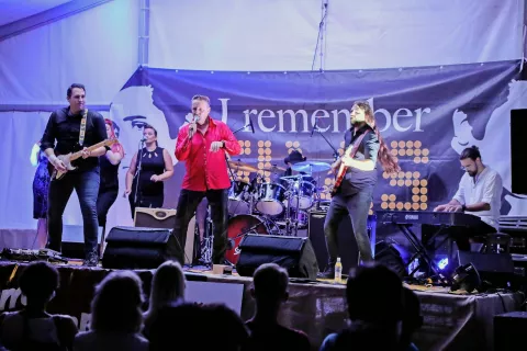 V idiličnem parku preddvorskega Gradu Dvor so ob 44. obletnici slovesa kralja rokenrola Elvisa Presleyja pripravili koncert zasedbe Sams Fever. Koncert Elvisovih zimzelenih uspešnic je občinstvo navdušil. / Foto: Tina Dokl / Foto: 