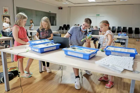 V Mestni knjižnici Kranj so presegali stereotipe, da robotika ni za dekleta. / Foto: Tina Dokl / Foto: 