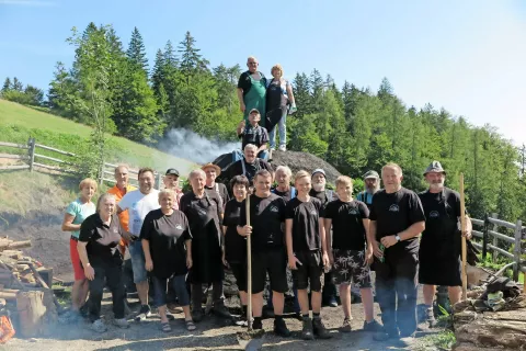 Oglarji na pašniku Lipovec ob prižigu oglarske kope / Foto: 