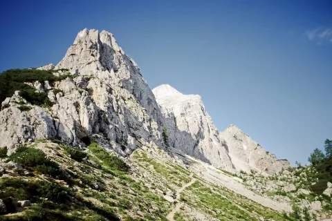 Proti vstopu v zavarovano plezalno pot, ki je speljana po severni steni Mojstrovke / Foto: Jelena Justin / Foto: 