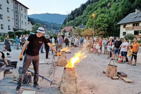 Obiskovalci so si z zanimanjem ogledali taljenje po starodobnih postopkih. / Foto: 