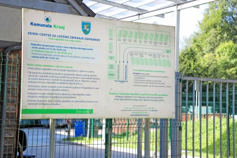V Zbirni center Šenčur lahko občani trikrat tedensko, in sicer ob torkih, petkih in sobotah, pripeljejo presežek odpadkov, namesto da jih kurijo v naravi. / Foto: Tina Dokl / Foto: 