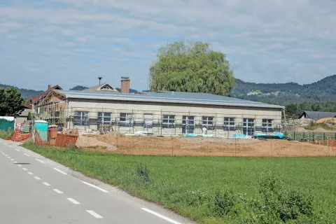 Na novem vrtcu Biba trenutno izdelujejo fasado, v notranjosti pa estrihe. / Foto: Tina Dokl / Foto: 