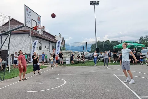 Prvi met na koš na obnovljenem košarkarskem igrišču v Čirčah je pripadel glavnemu gostu – Jaku Blažiču. Kot se za slovenskega reprezentanta spodobi, ga je tudi zadel. / Foto: Simon Šubic / Foto: 