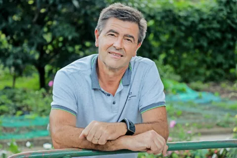 Vojko Frelih, vse poklicno življenje tonski tehnik na Radiu Slovenija, na vrtu domače hiše v Ljubnem / Foto: Tina Dokl / Foto: 