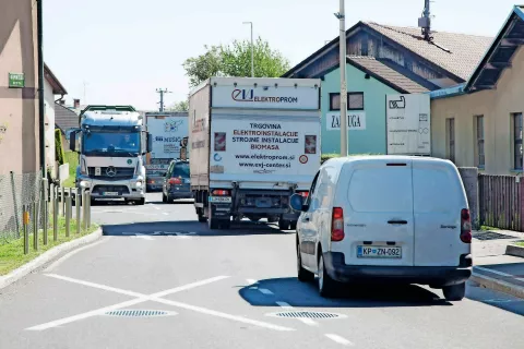 V Vodicah nestrpno čakajo, da bo obvoznica tranzitni promet speljala mimo središča kraja. / Foto: arhiv Gorenjskega glasa / Foto: 