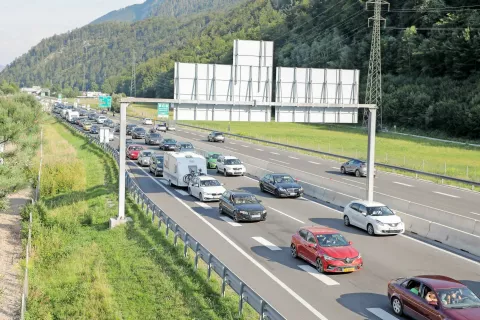 Kolona vozil pred predorom Karavanke se še naprej povečuje, opozarjajo policisti. / Foto: Tina Dokl / Foto: 