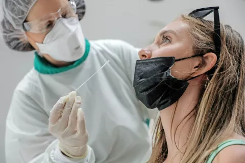 Hitro testiranje v Kranju utečeno poteka v prostorih nekdanjega Globusa. / Foto: Tina Dokl / Foto: 