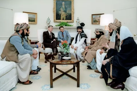 Ko so bili talibani še ameriški zavezniki v boju proti Sovjetom, jih je v Beli hiši sprejel predsednik Ronald Reagan, 2. 2. 1983. / Foto: Wikipedija / Foto: 