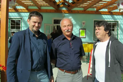 Avtor predstave Veter v grapah Korotana Martin Kuchling (levo), Jože Blajs (v sredini), ki bo posmrtno prejel Petkovo priznanje in nekdanji urednik Novic Emanuel Polanšek na enem od srečanj pisateljev na Obirskem. / Foto: Jože Košnjek