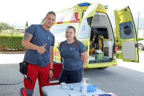 Romarji so se na Brezjah lahko cepili. Za to sta skrbela Nuša Knavs in Rok Smrekar iz Zdravstvenega doma Kočevje. / Foto: Tina Dokl / Foto: 