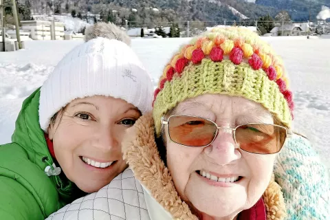 Dani Zalar je gospo Hello takoj vzljubila – in obratno. Fotografija je nastala med enim izmed njunih zimskih sprehodov. / Foto: osebni arhiv Dani Zalar / Foto: 