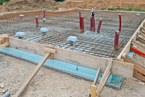 Medtem ko je bil lani promet s stanovanji in stanovanjskimi hišami zaradi epidemije manjši kot leto prej, se je promet z zemljišči za gradnjo družinskih hiš celo povečal. Slika je simbolična. / Foto: 