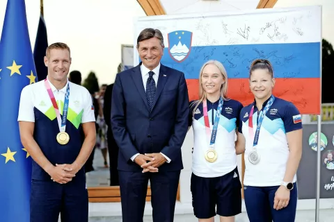 Predsednik republike Borut Pahor s tremi dobitniki olimpijskih odličij, ki so se udeležili sprejema: Benjaminom Savškom, Janjo Garnbret in Tino Trstenjak. / Foto: Daniel Novakovič, STA / Foto: 