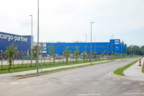 Brniška poslovna cona je že pritegnila nekaj večjih podjetij. / Foto: 