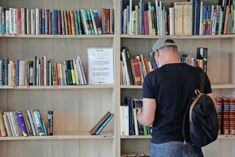 Poleg rednih članov, ki si med poletjem običajno izposodijo več knjig, poleti v knjižnico zaidejo tudi bralci, ki pridejo izključno po dopustniško branje. / Foto: Gorazd Kavčič / Foto: 