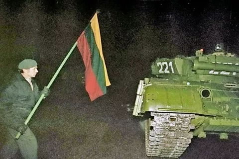 Litva nas je priznala že 30. julija 1991. Tudi Litovci so se morali pred razglasitvijo svoje neodvisnosti soočiti s sovjetskimi tanki, v Vilni, 13. januarja 1991. / Foto: Wikipedija / Foto: 