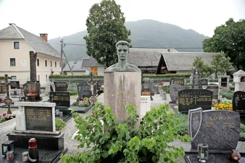 Spomenik tragično preminulemu telovadcu Tonetu Maleju na pokopališču v Bohinjski Bistrici / Foto: Gorazd Kavčič / Foto: 