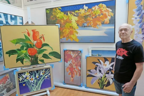 Berko je za razstavo v Železnikih pripravil širok nabor slik z glavnim motivom cvetja. / Foto: Igor Kavčič / Foto: 