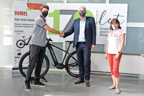 E-kolo je na Gospodarski zbornici Slovenije prevzel njen izvršni direktor Mitja Gorenšček (na sredini). Pri predaji sta bila navzoča še Domelov razvojni inženir za program električnih koles Andraž Štefanič in njegova sodelavka iz marketinga Romana Lotrič. / Foto: 