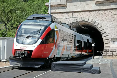 Skozi prenovljeni železniški predor Karavanke na Hrušici že vozijo vlaki iz Podrožce do Jesenic. / Foto: Gorazd Kavčič / Foto: 