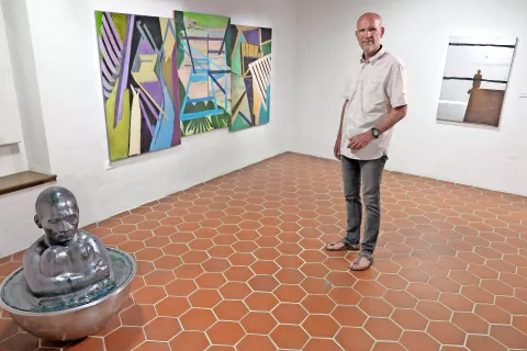 Vodja Galerije Prešernovih nagrajencev v prvem delu razstave Glas umetnikov / Foto: Igor Kavčič / Foto: 