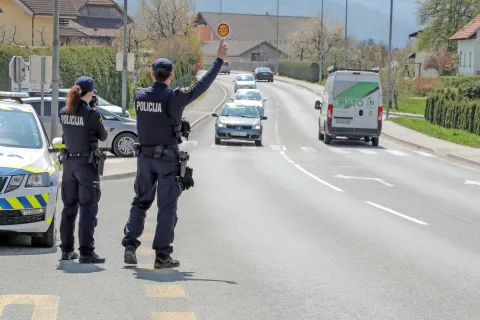 Kazni za prekoračitev hitrosti se bodo znižale, strožje pa bo sankcionirana uporaba telefona med vožnjo. / Foto: Tina Dokl / Foto: 