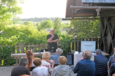 Zbrano občinstvo je z zanimanjem prisluhnilo zgodbam etnologa Janeza Bogataja o njegovem starem stricu Franu Saleškemu Finžgarju. / Foto: Samo Lesjak / Foto: 