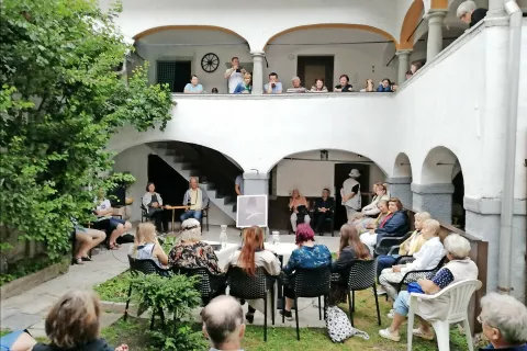 Petkov pesniški večer v spomin na v Kropi rojeno Kristino Šuler so pripravili v hiši, kjer je pesnica in učiteljica preživela otroštvo. / Foto: 