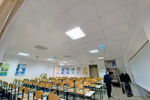 Na Osnovni šoli Stražišče so napravi za sterilizacijo zraka z UV-svetlobo poskusno namestili v šolski jedilnici. / Foto: arhiv Ax Systems Adria / Foto: 