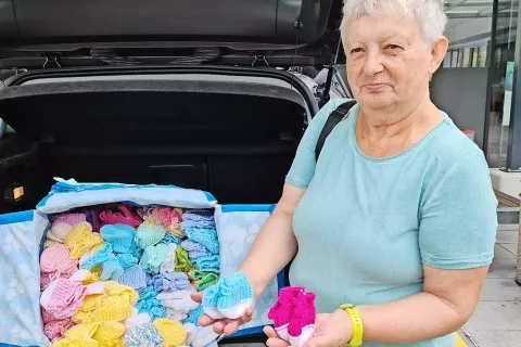 Bogdana Trpin je nakvačkala petsto trideset parov copatkov za novorojenčke. / Foto: 