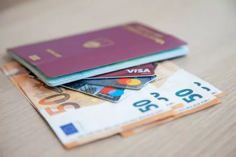 V neevrskih državah bodimo pozorni pri plačevanju z bančnimi karticami, na potovanje pa velja vzeti tudi nekaj gotovine. / Foto: 