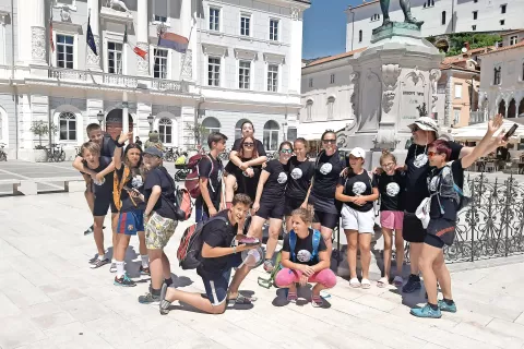 Dvanajst otrok Vzgojnega zavoda Kranj je v spremstvu mentorjev v šestih dneh uspešno premagalo 180 kilometrov dolgo pod od Kranja do Pirana. / Foto: osebni arhiv Petre Vladimirov / Foto: 
