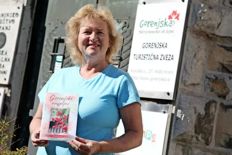 Mirjam Pavlič s publikacijo Gorenjski nageljni / Foto: Gorazd Kavčič / Foto: 