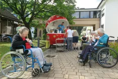 Starostniki v Domu starejših občanov Kamnik so z zanimanjem obiskali sladoledno prikolico, ki je bila prejšnjo sredo parkirana v atriju njihovega doma. / Foto: Jasna Paladin